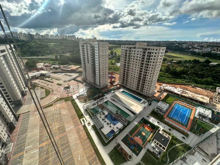 vista da torre três mostrando a área de lazer e a frente do condomínio