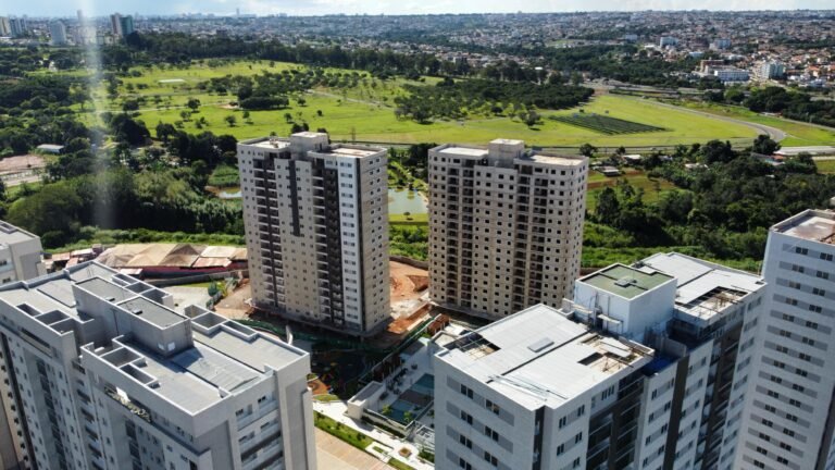 vista de drone com zoom nas coberturas lineares e o parque de águas claras ao fundo